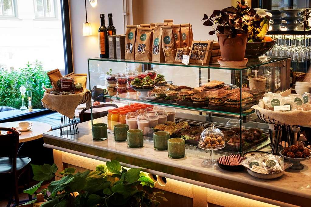 Villa Dagmar Stockholm Restaurant foto A display of coffee and pastries at a café in Stockholm, Sweden