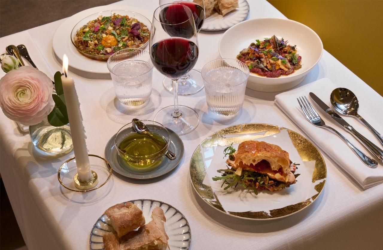 Villa Dagmar Stockholm Exterior foto A selection of dishes at the restaurant