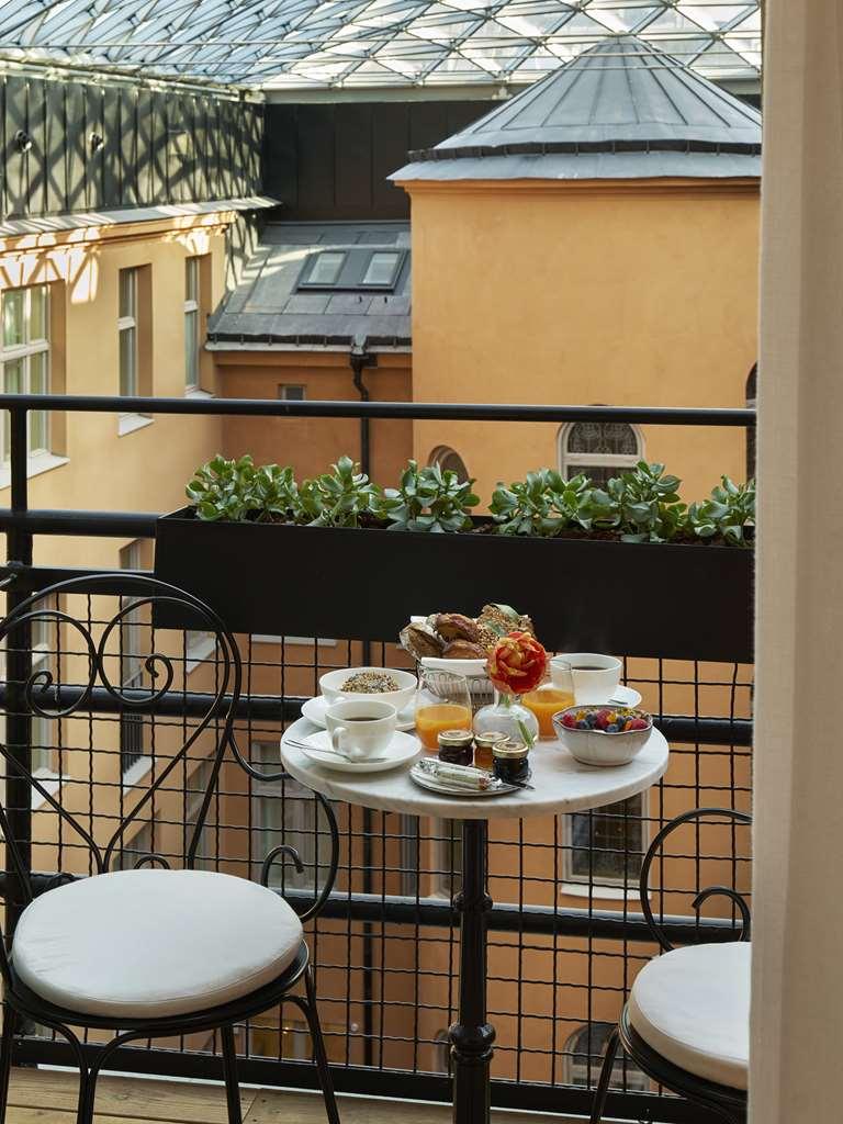 Villa Dagmar Stockholm Cameră foto Breakfast on a balcony